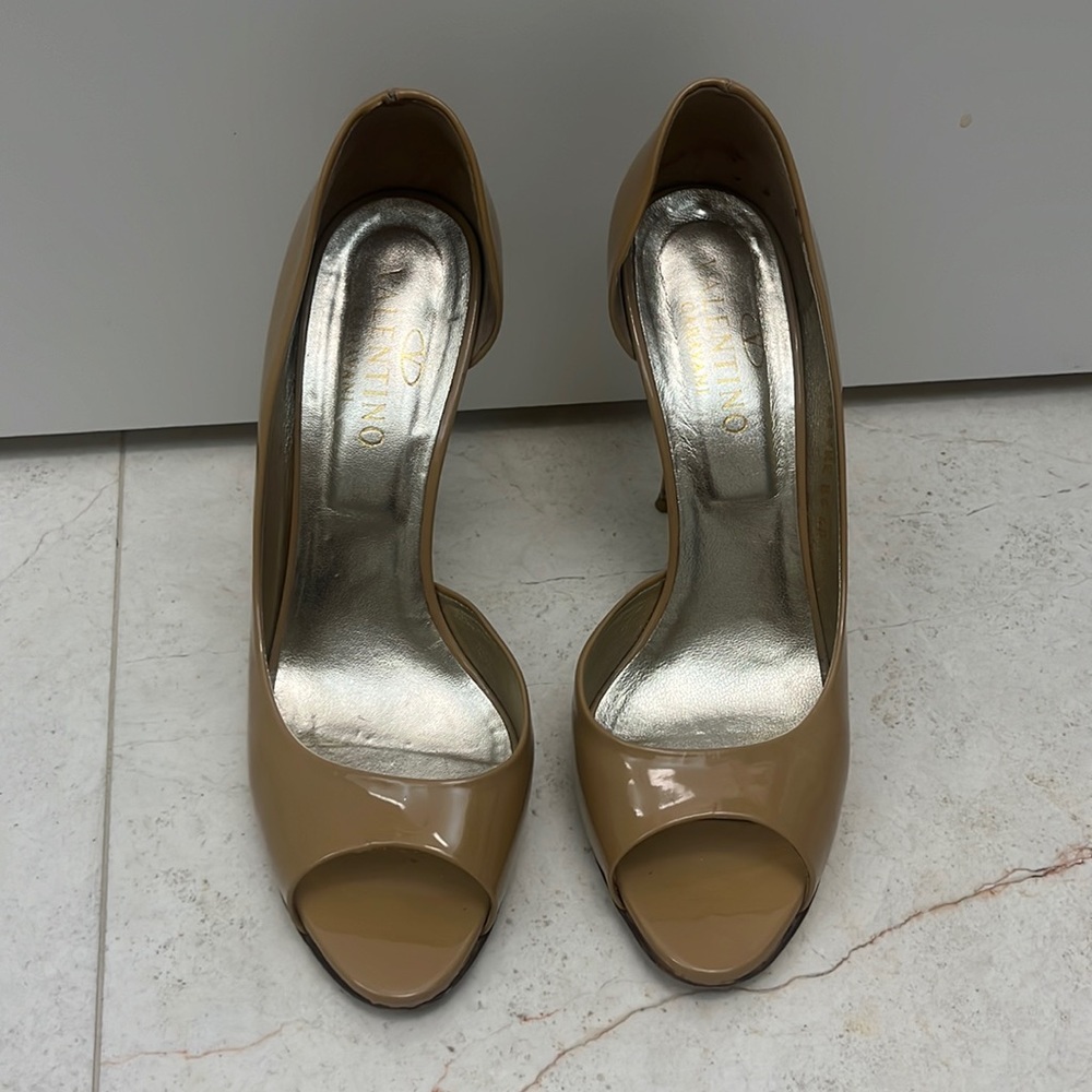 Valentino nude patent leather peep toe pump, size 40